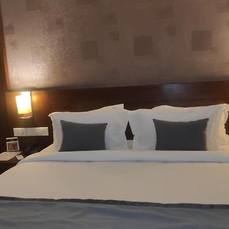 Emperor-Hotel Rachana Continental Pvt Ltd Kizhake Chālakudi المظهر الخارجي الصورة
