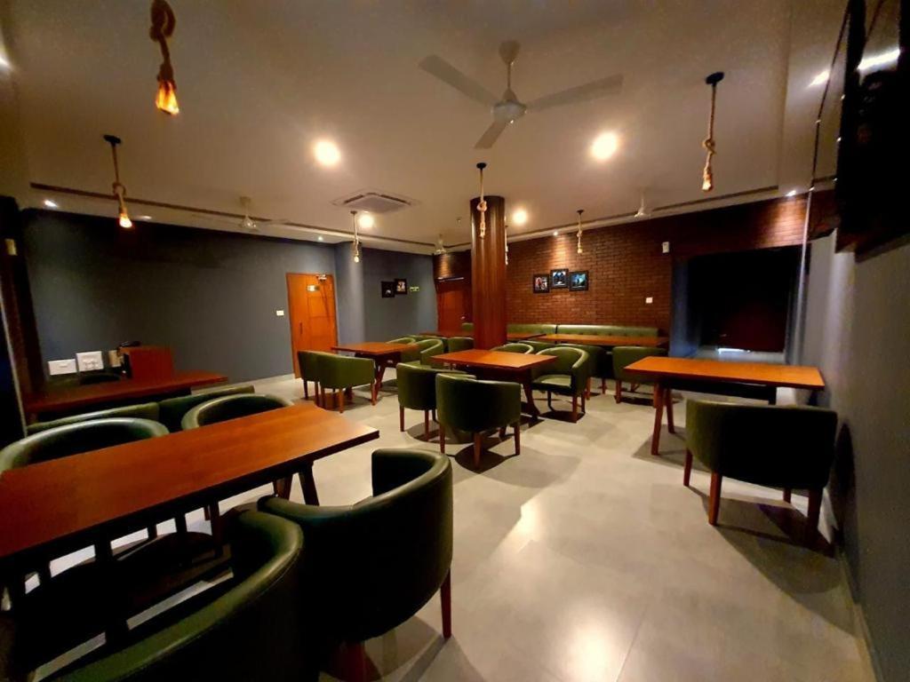 Emperor-Hotel Rachana Continental Pvt Ltd Kizhake Chālakudi المظهر الخارجي الصورة