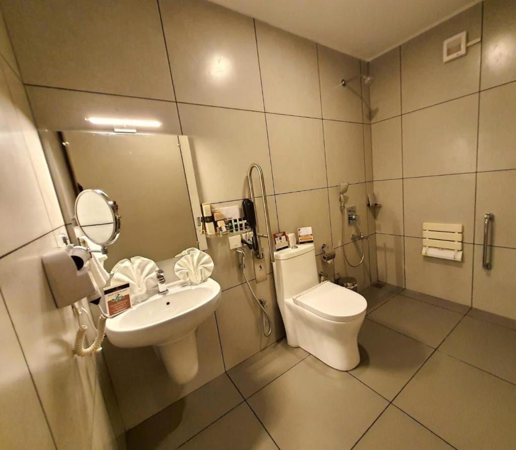 Emperor-Hotel Rachana Continental Pvt Ltd Kizhake Chālakudi المظهر الخارجي الصورة