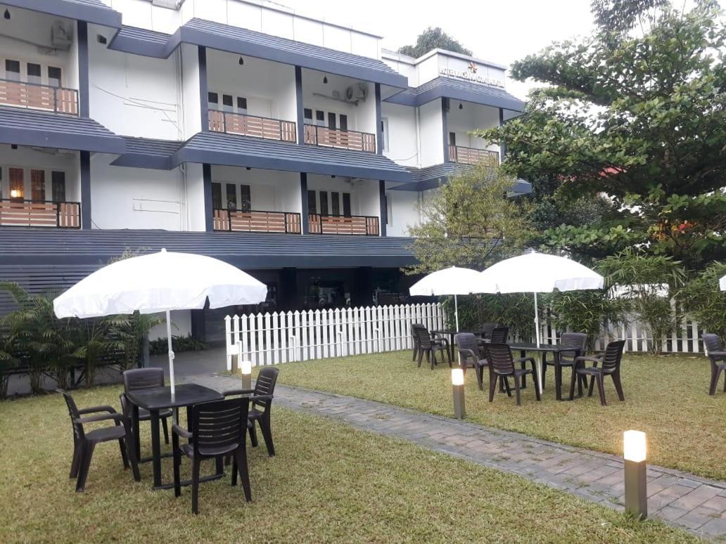 Emperor-Hotel Rachana Continental Pvt Ltd Kizhake Chālakudi المظهر الخارجي الصورة