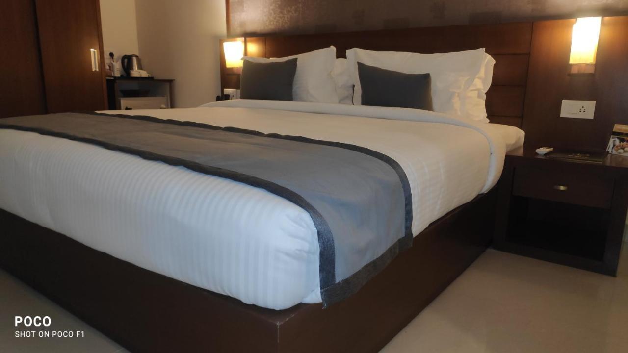 Emperor-Hotel Rachana Continental Pvt Ltd Kizhake Chālakudi المظهر الخارجي الصورة