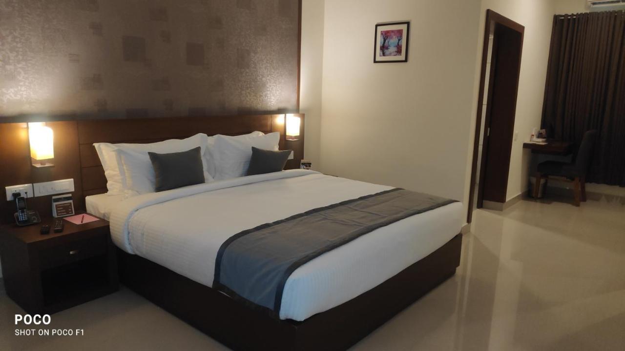 Emperor-Hotel Rachana Continental Pvt Ltd Kizhake Chālakudi المظهر الخارجي الصورة