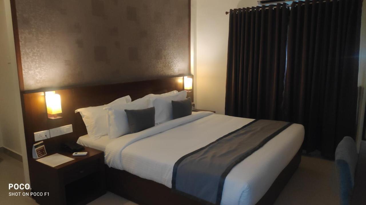 Emperor-Hotel Rachana Continental Pvt Ltd Kizhake Chālakudi المظهر الخارجي الصورة